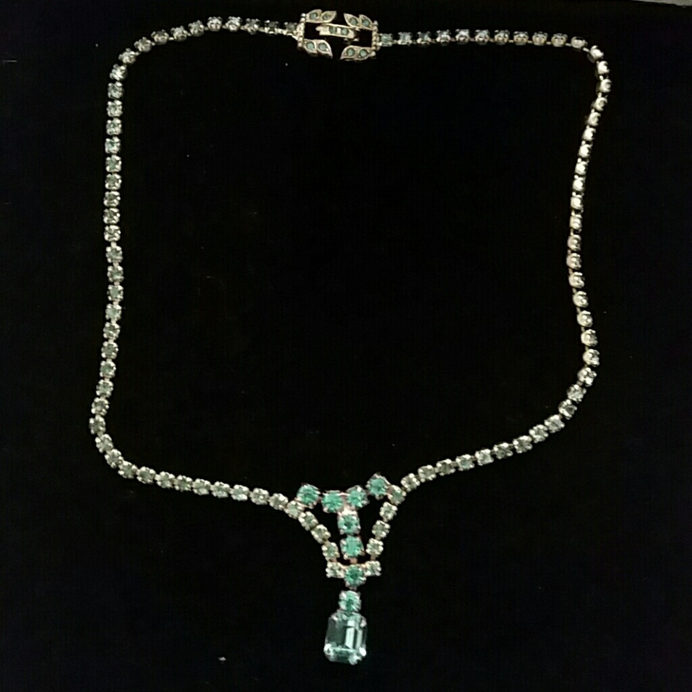 VINTAGE NECKLACE 1940'S. MINT CONDITION